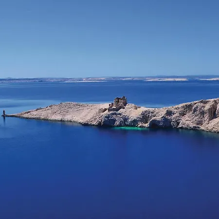 2 Bedroom Lovely Apartment In Pag Appartamento *
