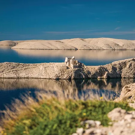 2 Bedroom Stunning In Pag