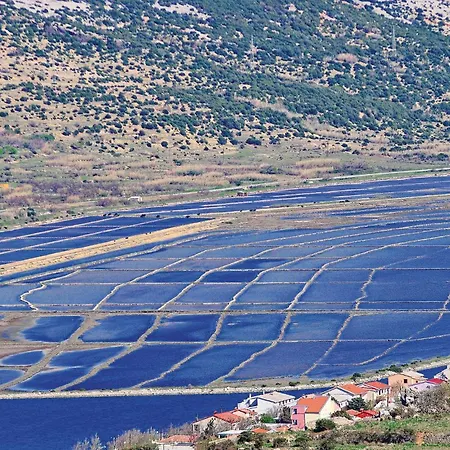 2 Bedroom Lovely Apartment In Pag Lejlighed *