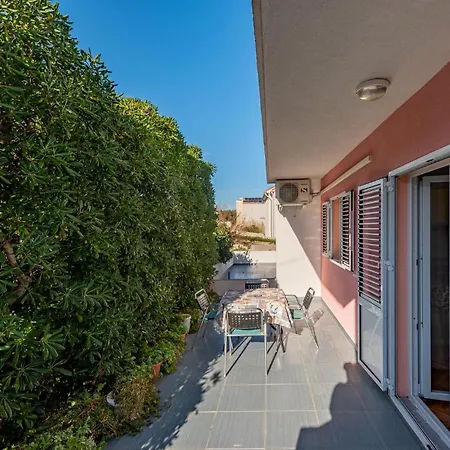2 Bedroom Lovely Apartment In Pag Apartamento
